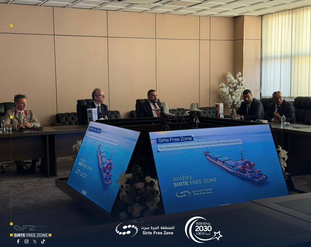 استقبل رئيس مجلس الإدارة والمدير العام للمنطقة الحرة سرت د. محمود الفرجاني السفير البريطاني لدى ليبيا مارتن رينولدز، حيث جرى استعراض نسب إنجاز مشروع تطوير ميناء المنطقة الحرة سرت، أحد أهم المشاريع الاستراتيجية الداعمة للتنمية وتعزيز الاستثمار، ضمن رؤية ليبيا 2030.#SFZ