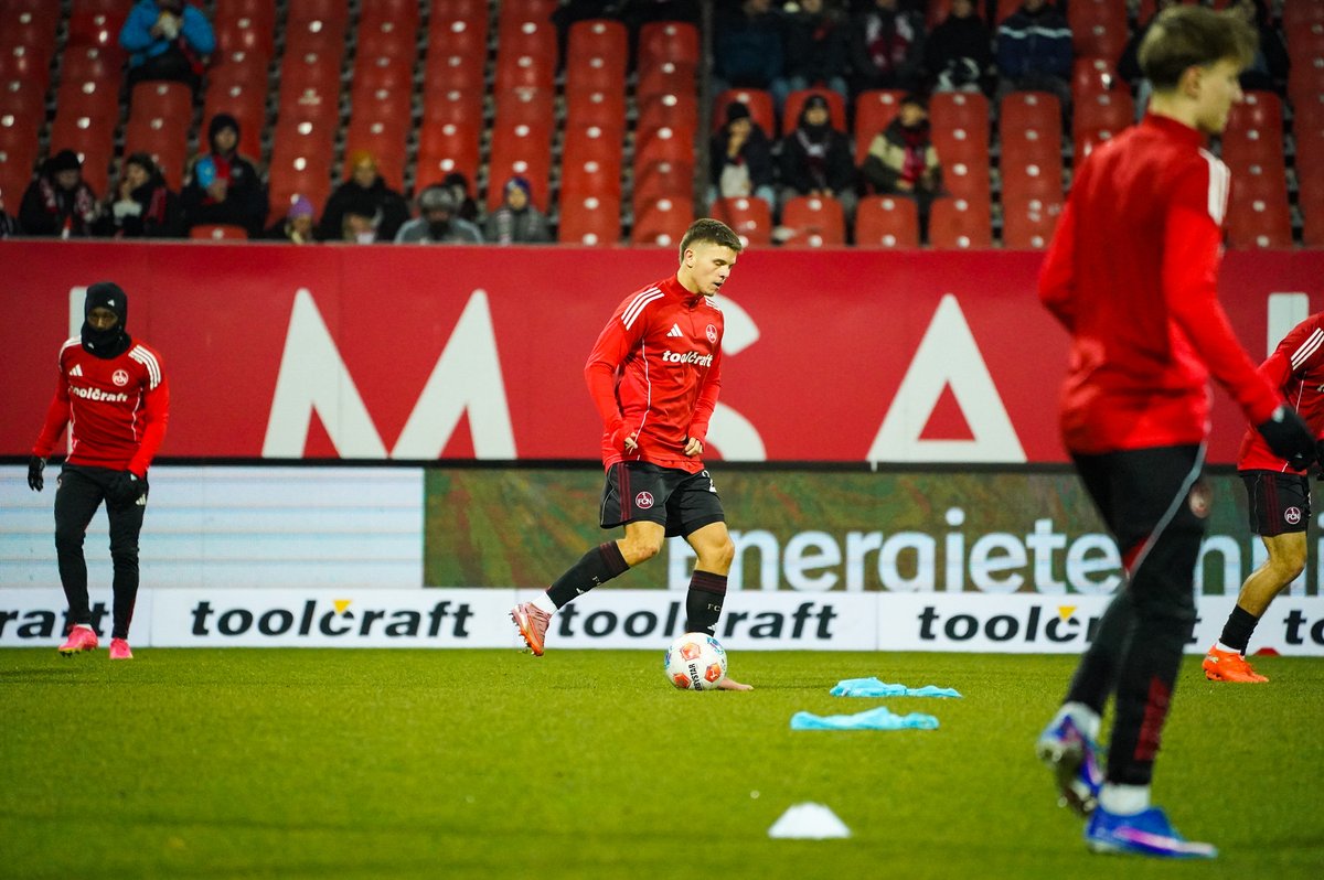 1_fc_nuernberg's tweet photo. Alles angerichtet für einen weiteren Flutlicht-Freitag! 🔦
Live im #Fanradio 👉 https://t.co/82hsRHQgb1
#fcn | #FCNPRM https://t.co/1VpzfrzDhs