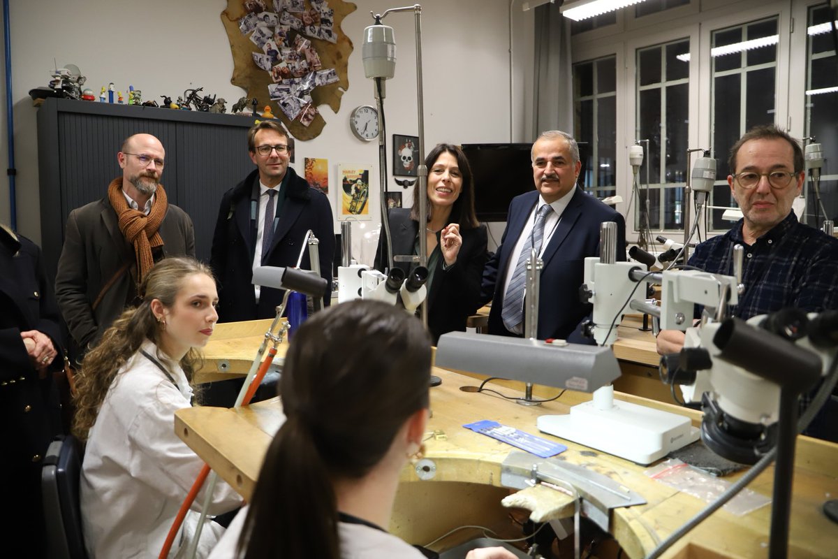 Academie_Paris's tweet photo. L’École Boulle fête ses 140 ans 🎂
A l’approche de ses #JPO les 30 et 31 janvier 2026, la prestigieuse École Boulle célèbre son héritage et ses talents aux côtés de la rectrice Julie Benetti lors d’un vernissage exceptionnel, qui marque le lancement d’un numéro spécial #FORMAE ! https://t.co/VRz1MD6I0C