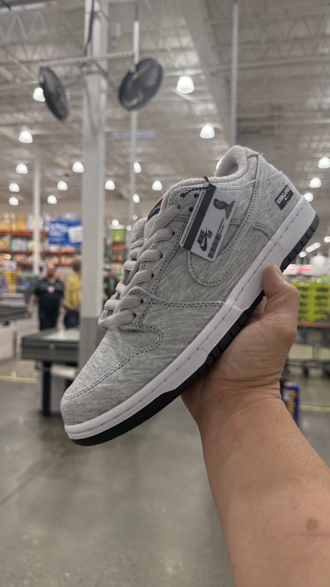 Heskicks tweet media