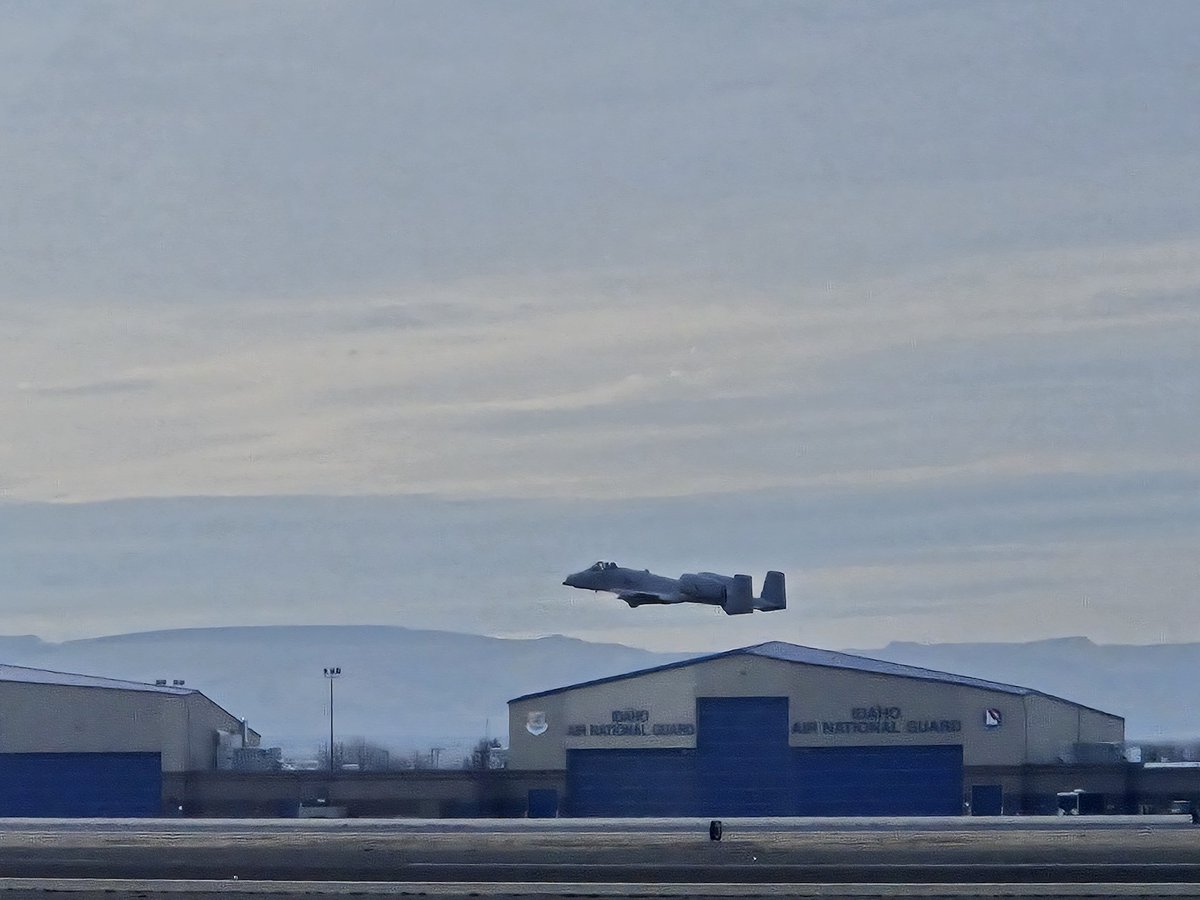 just landed in #boise 😢🫩    but i saw an a10 take off when i got off the plane 😁😁