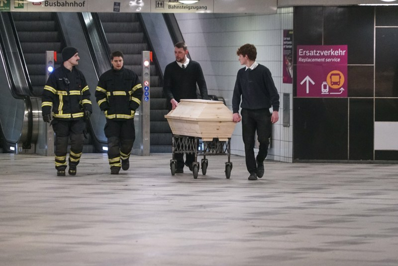 eugyppius1's tweet image. Yesterday, a drunk south Sudanese man in a Hamburg underground station jumped onto the tracks before an arriving train – and pulled an 18 year-old Iranian girl down with him. Witnesses say he shouted "I'm taking you with me" before the train killed them both.