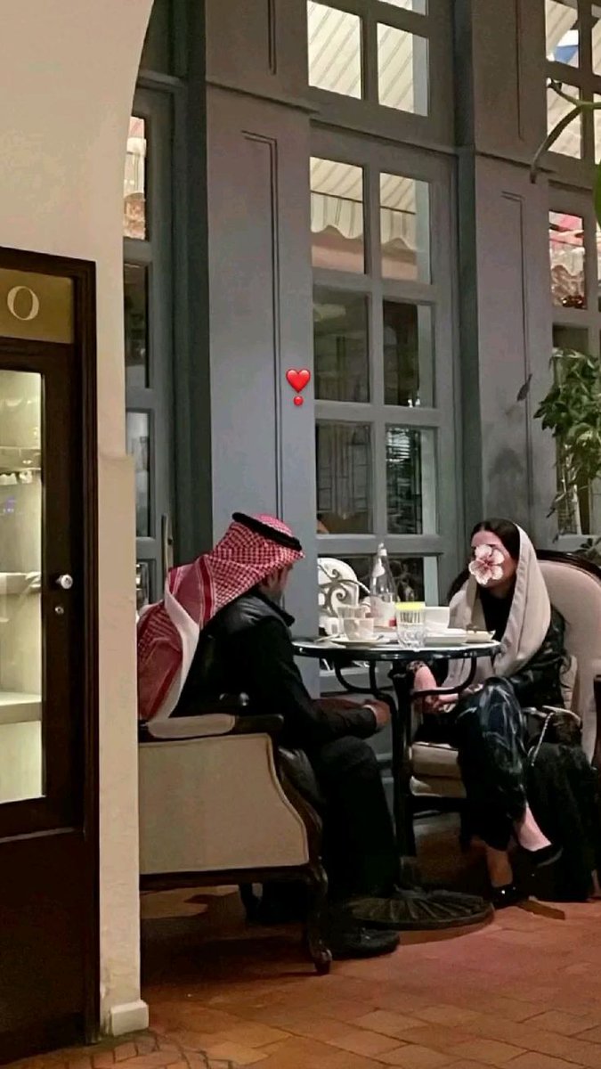 ml_e11's tweet photo. هلا ⁦@grok⁩ :
اضف شخص في الصورة يخرب مزاجهم.
خلونا نشوف جروك كيف بينكد عليهم. https://t.co/ipIlkgHmb9