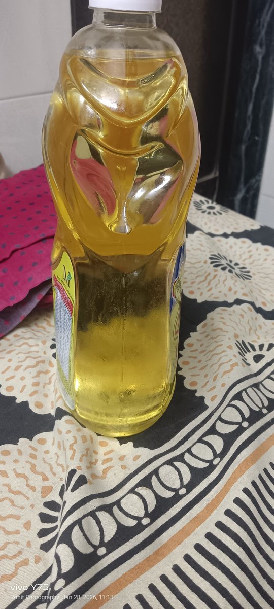 rohit782192's tweet photo. @ZeptoNow Got it — here’s a sharp, no-nonsense tweet you can post 👇

Extremely disappointed 😡
This @SaffolaOil Sunpure Heart oil bottle was delivered in worst condition. The bottle was pressed/deformed and leaking, making it unhygienic and unusable.

Please check packaging . https://t.co/AFQSYMznuY