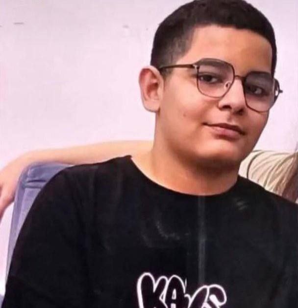 اهورا صفایی‌راد فقط ۱۶ سال داره و ۱۹ دی تو گرگان دستگیر شده، از این بچه اعتراف اجباری گرفتن و اجازه تماس و ارتباط با خانواده رو نداره، صدای این بچه باشیم، فقط ۱۶ سال داره و وضعیت خوبی نداره..
#اهورا_صفایی_راد