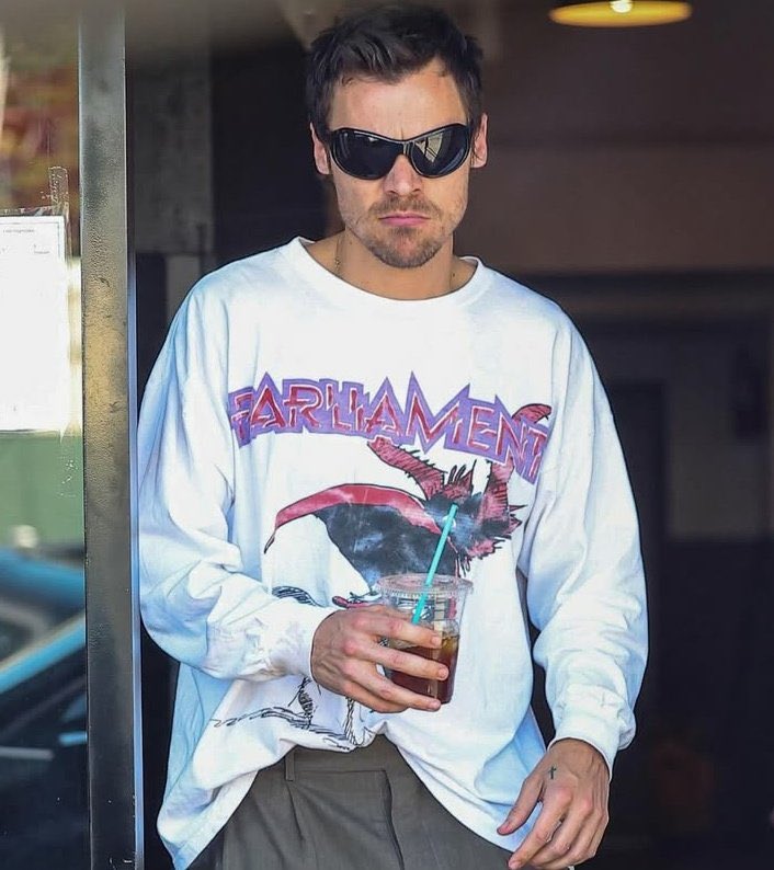 millypinsco's tweet photo. why does he look like he didn’t get tickets to his tour either https://t.co/i4YjS4NHZM