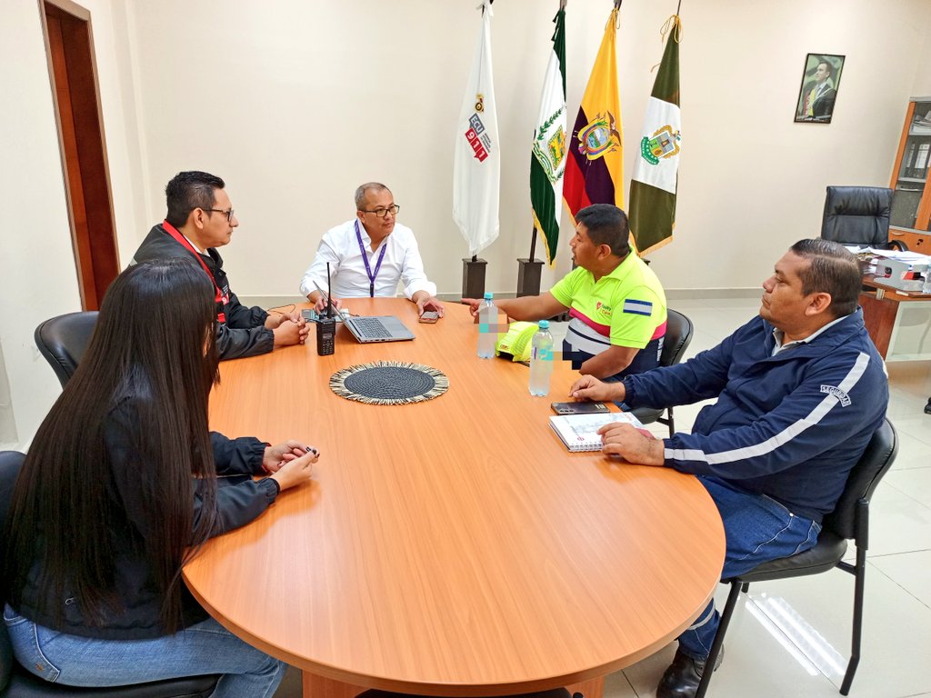 ecu911sambo's tweet photo. Personal de la empresa privada #Inpaecsa visitó el @ECU911_ en Babahoyo para conocer los beneficios de la interoperabilidad mediante la #VideoVigilanciaECU911.

Durante la jornada, el jefe del #ECU911LosRíos, @raulfalcont, socializó el Modelo de Gestión Institucional y el trabajo articulado con las entidades de respuesta para la atención y coordinación de emergencias en territorio, reportadas a través de los distintos mecanismos de alerta.