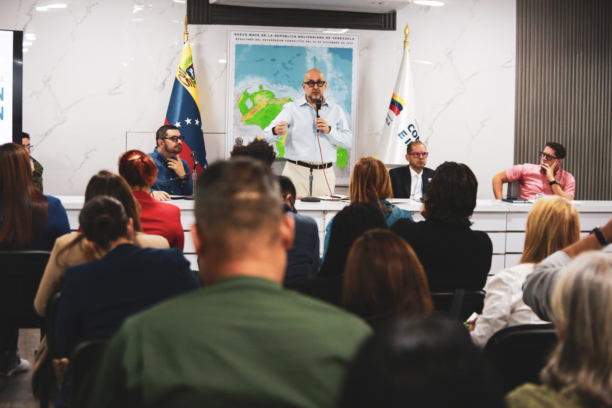 mippci_ven's tweet photo. Ministro Pérez Pirela articula estrategias comunicacionales para la defensa de la verdad

Este viernes, el ministro del Poder Popular para la Comunicación e Información (MippCI), @maperezpirela, sostuvo una reunión de trabajo con los jefes de comunicaciones de las instituciones del Ejecutivo Nacional para articular esfuerzos y definir los métodos de trabajo en función de seguir informando al pueblo venezolano y defendiendo la verdad de Venezuela.

Para más información ⏩️ https://t.co/QPaira8Ln4