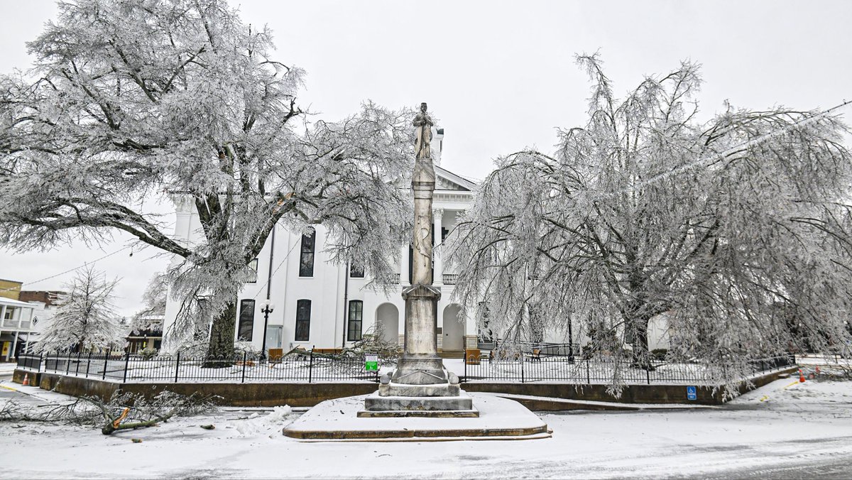 BradLoganCOTE's tweet image. ❄️LIVE show today at 3:00❄️

People in the Oxford/Lafayette Co community need our help.

-@fishrobinson, lead pastor at the @CommunityOxford and Lance Reed of @CFAWestJackson will join us to update us on how we can help.

We can help together so please join us.

📸 @clarionledger