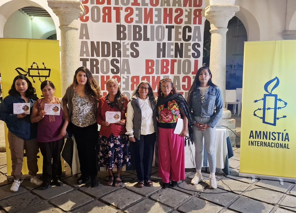 amnistiamexico's tweet photo. El día de ayer Amnistía Internacional presentó en Oaxaca su informe: Desaparecer otra vez: violencias y afectaciones que enfrentan las mujeres buscadoras en México. En el marco de este evento, nos sumamos a la exigencia de las colectivas de Oaxaca para que se apruebe el Programa Estatal de Búsqueda.

Las familias no pueden seguir esperando; sin este programa no hay coordinación efectiva, ni garantías reales para buscar a las personas desaparecidas.

#BuscarSinMiedo #MujeresBuscadoras