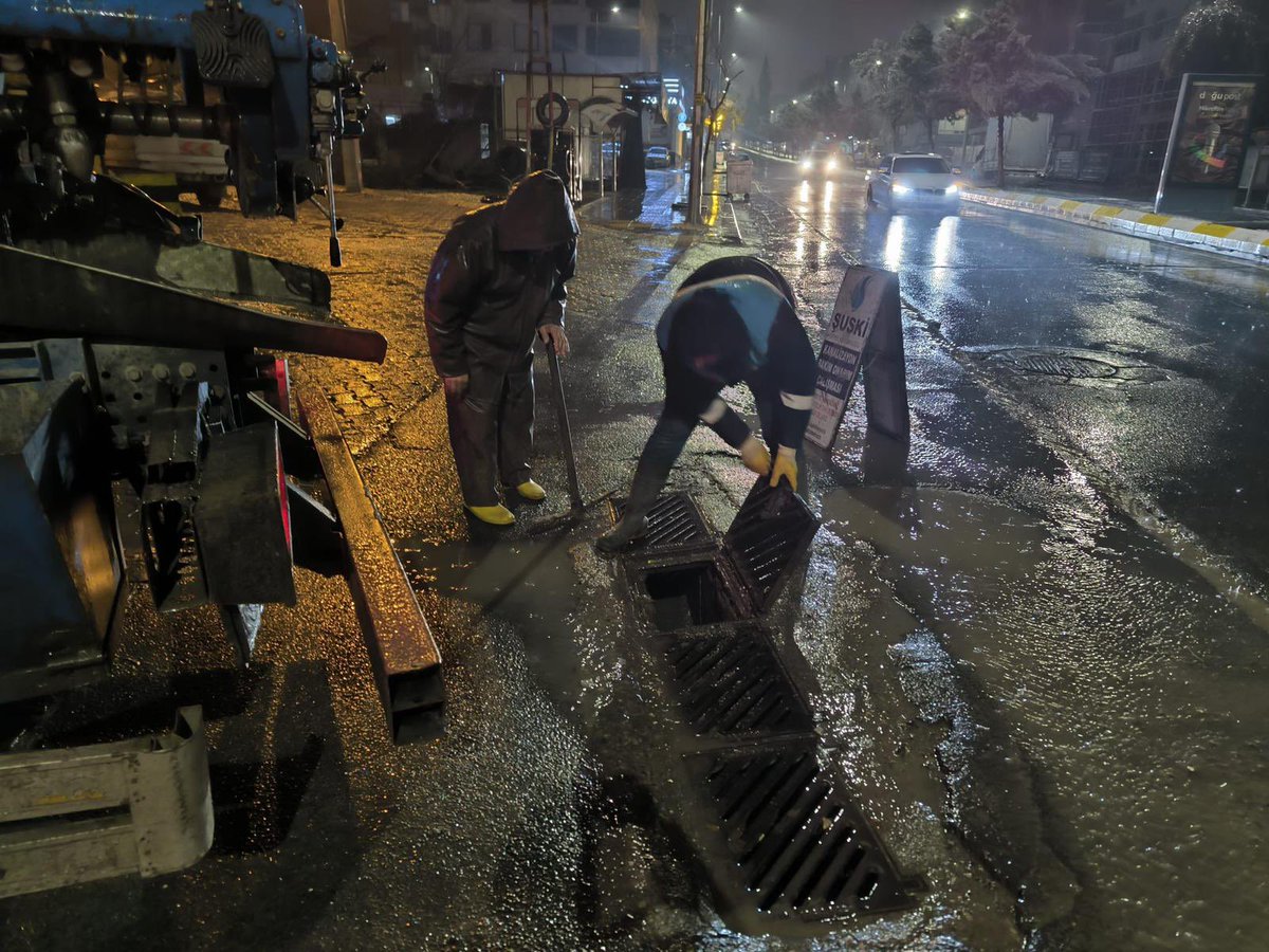 Yarın beklenen yoğun sağanak yağış öncesinde ekiplerimiz teyakkuz halinde🚧

ŞUSKİ Genel Müdürlüğümüz; tüm iş makineleri ve personeliyle olası su baskınlarına karşı sahada. Mazgallar, kanallar ve kritik noktalarda ekiplerimiz görev başında.

Her türlü olumsuzluğa karşı