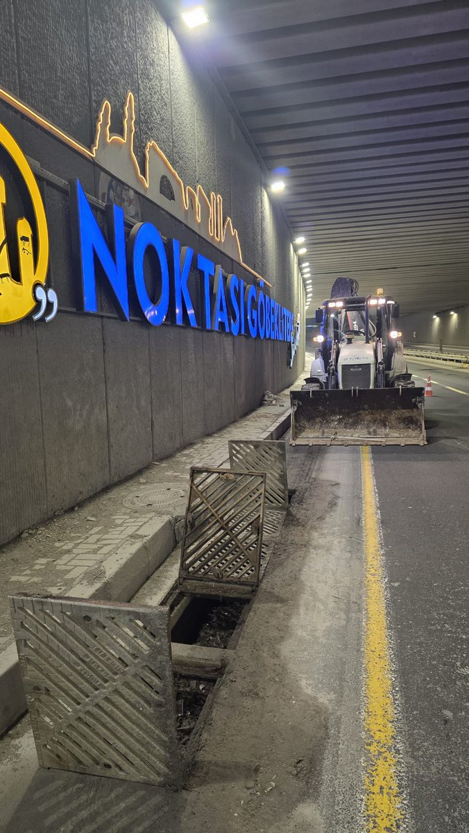 sanliurfabld's tweet photo. Yarın beklenen yoğun sağanak yağış öncesinde ekiplerimiz teyakkuz halinde🚧

ŞUSKİ Genel Müdürlüğümüz; tüm iş makineleri ve personeliyle olası su baskınlarına karşı sahada. Mazgallar, kanallar ve kritik noktalarda ekiplerimiz görev başında.

Her türlü olumsuzluğa karşı hazırlıklıyız🌧️
