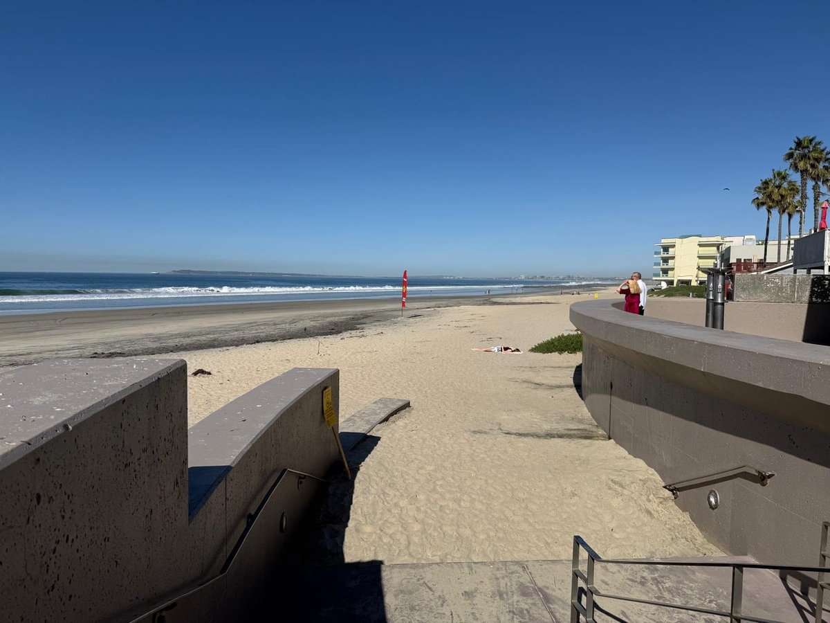 The sound of waves, the salty sea breeze, and the bright sunshine—it naturally lifts your spirits.