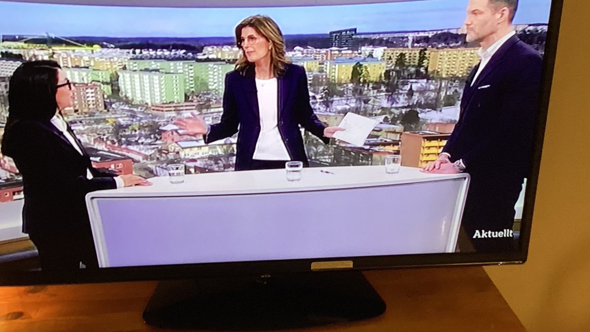 DanUtredaren's tweet photo. #Stram migrationspolitik säger @RedarLawen  lugnt. För minska spänningar. @moderaterna förlorar. Otydligt.  #svpolitik  @DanielFerm  @Mysfrid @MadeleineMaddis @MspluppKristina @Vizzel1 @helena_isabell @AgnetaBlomqvist @DruKerstin @stromkvi @ErikNiva @Mysfrid @ididathing1 @saga https://t.co/PEVsKiVpRd