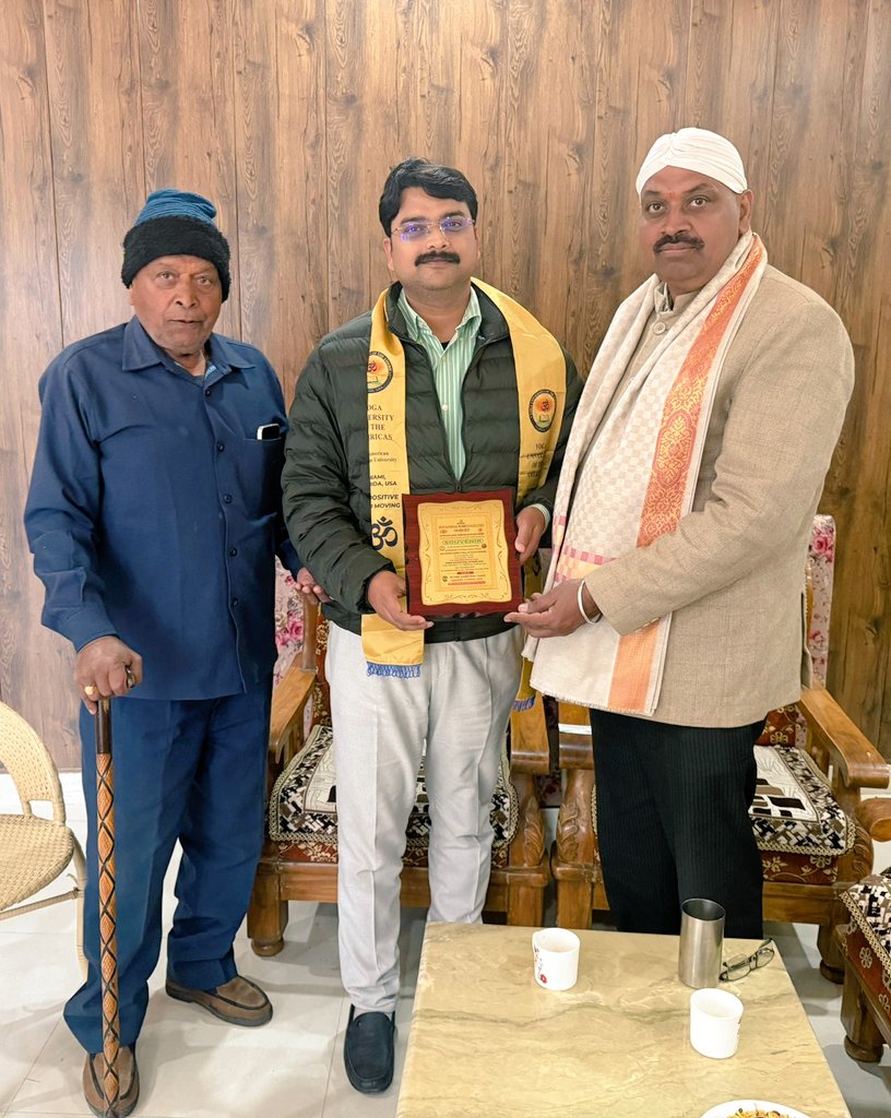 DrVijayTiwariJi's tweet photo. @narendramodi @PMOIndia @AmitShah @HMOIndia @anandibenpatel @myogiadityanath @myogioffice @CMOfficeUP @ChiefSecyUP 

It was a pleasure meeting a Young Entrepreneur who has helped the Spiritual &amp; Religious Tourists of @dmayodhya with his fleet of E-Vehicles

@sanjaychapps1

@ANI https://t.co/Q4Hn1kuKKx