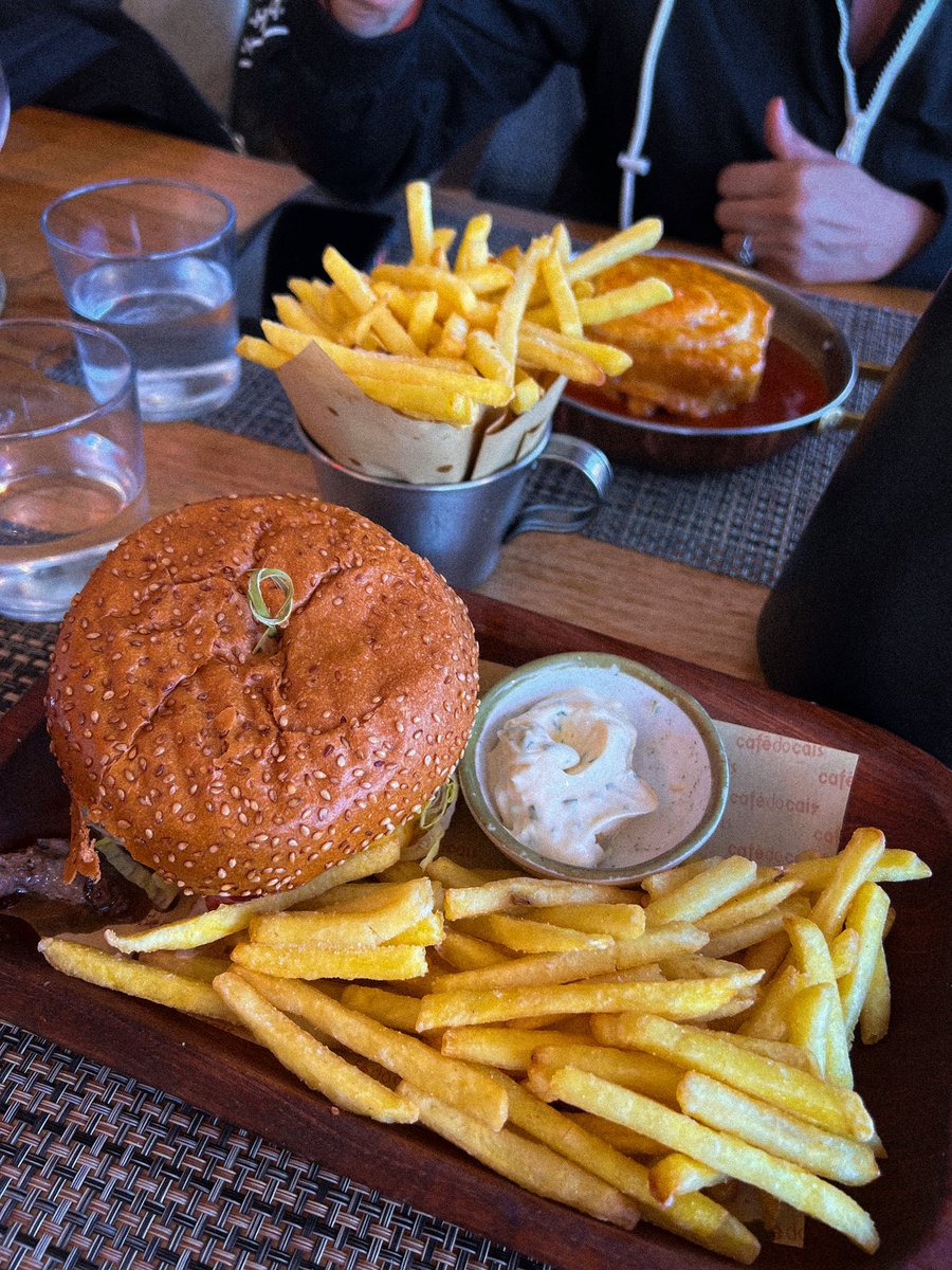 sheeblover's tweet photo. Not today but I walked 7 miles exploring beautiful south Portugal &amp; I ate some choco frito &amp; a burger :)) https://t.co/vtWgHzbuoK
