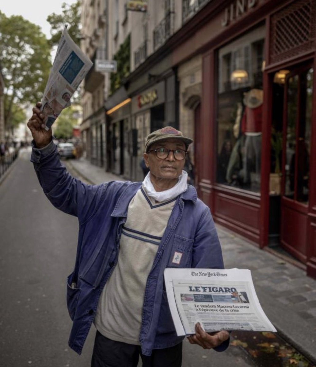 What I like about Ali Akbar, the Pakistani- French news hawker, who got the presidential award in France, is that he is in his element, true form. 

His body language, clothes, flow— that’s actually the whole point. Completely comfortable in what he is doing. That’s the beauty.