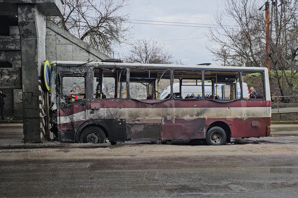 Putin ha empezado su tregua en #Ucrania matando civiles

Anoche bombardeó en varias ciudades de Zaporiyia con 100 drones y 1 misil, y hoy ha sido el turno de la ciudad de Jersón

La artillería rusa atacó allí un autobús de pasajeros –hay muertos– y otros objetivos civiles