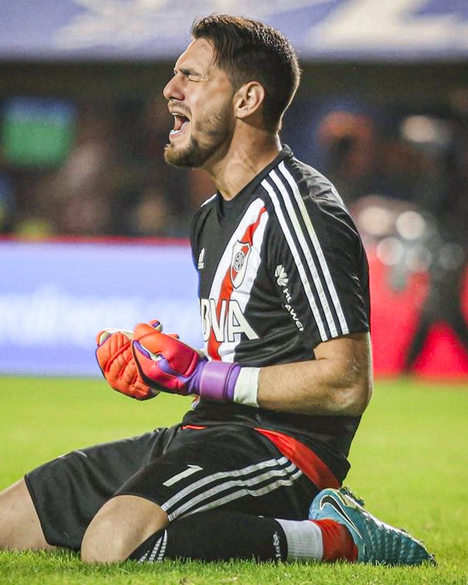 ⚠️🇦🇷 Durísimo este relato de Augusto Batalla sobre la DEPRESIÓN que vivió luego sus errores siendo el arquero de River con 20 AÑOS:

“TENÍA 20 AÑOS Y ME TENÍA QUE TOMAR DOS VASOS DE VINO PARA IRME A DORMIR”.

En mí, en mi persona, estaba totalmente deprimido, no tenía ganas de