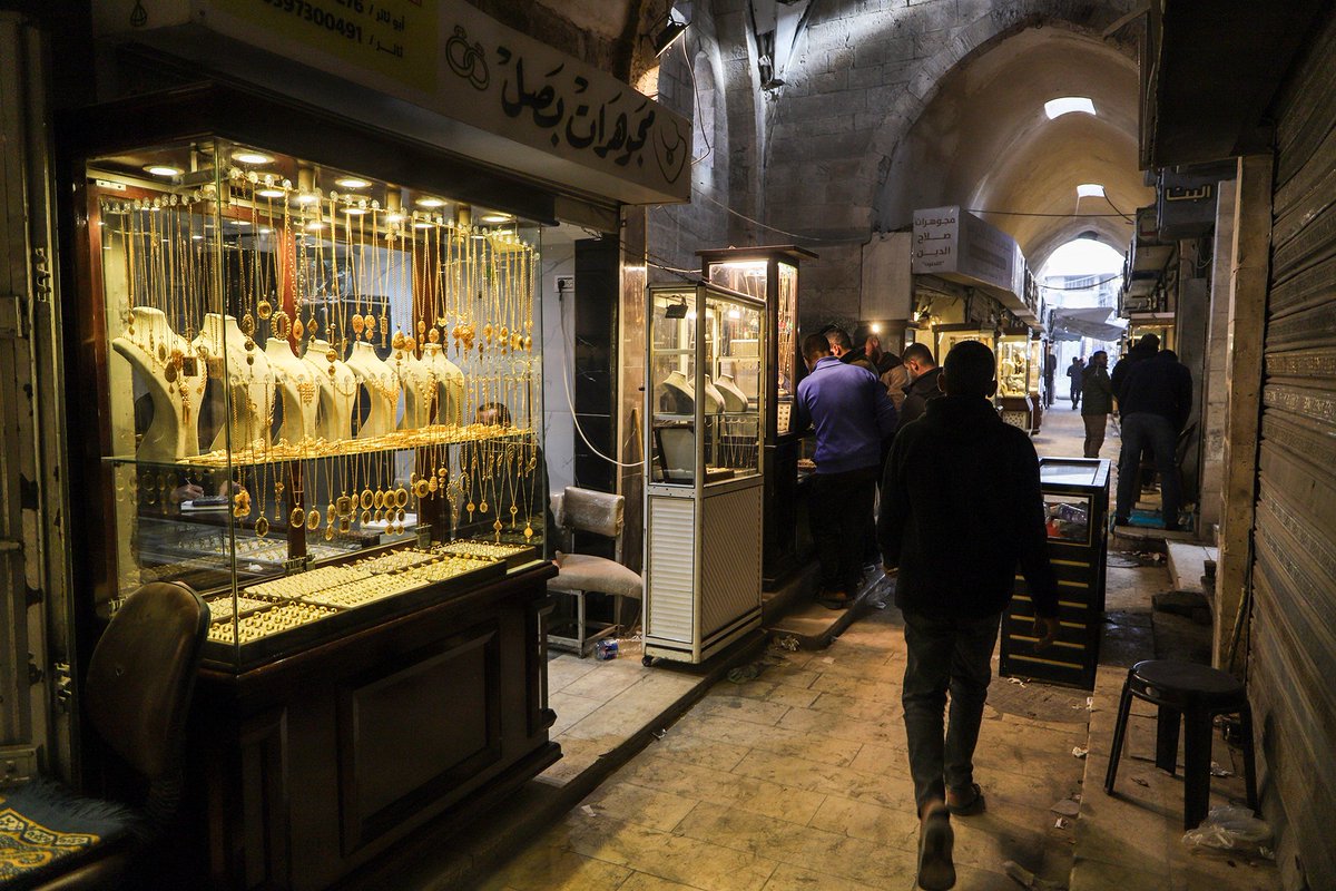 Da ich dieRechte an diesen Fotos heute zu anderen Zwecken gekauft habe, kann ich sie auch nochmal so veröffentlichen.

Wenn Sie üblicherweise nur Fotos aus dem Gazastreifen von der Trümmerlandschaft um Süden sehen, empfehle ich, darüber nachzudenken.

Bild 1: Marktstraße in