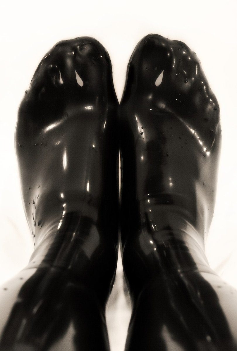 clfetishart's tweet photo. 🖤#latex #shiny #latexfeet #translucentlatex https://t.co/7Ysqxmyy5p