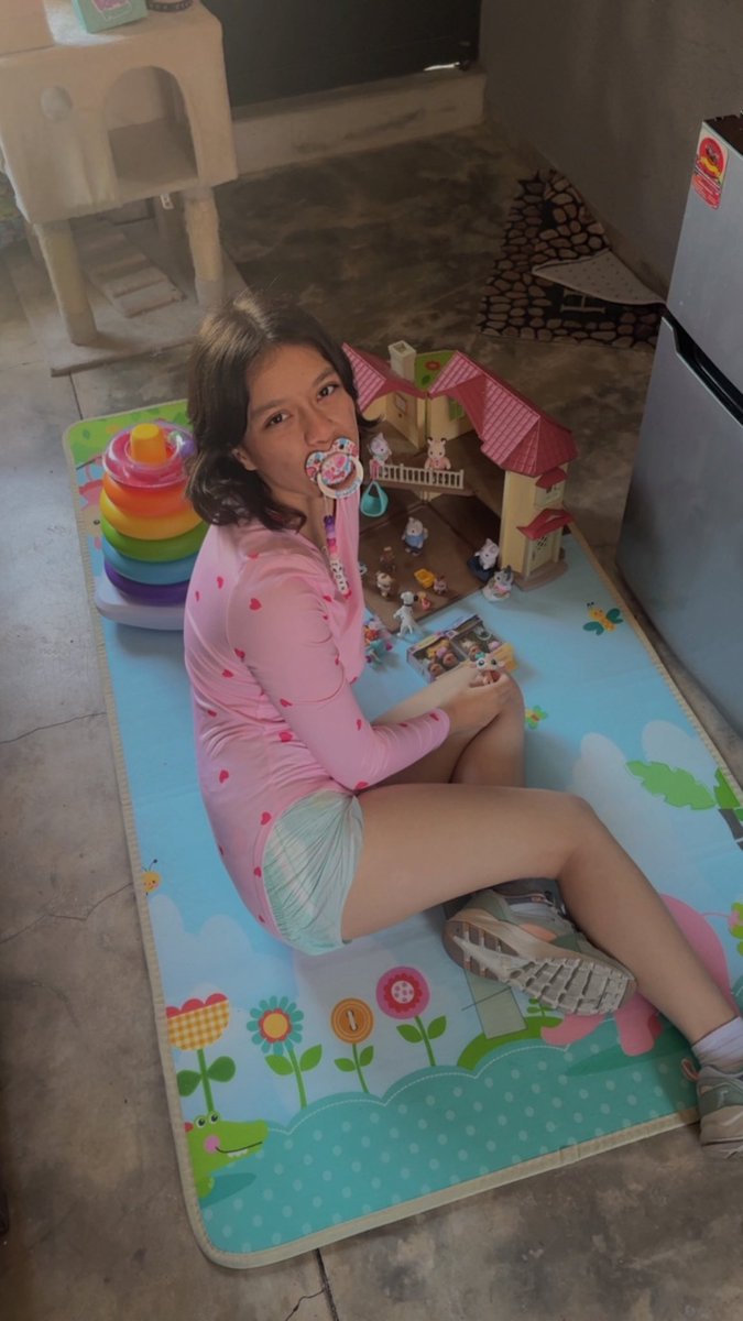 Remember always play with your toys and wear a beautiful smile 🥰💖