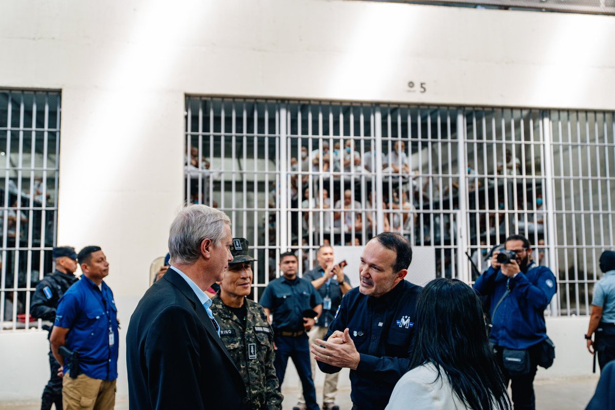 El Presidente electo, <a href="/joseantoniokast/">José Antonio Kast Rist 🖐️🇨🇱</a> , junto a los futuros ministros Trinidad Steinert y Francisco Pérez Mackenna, visitó el Centro de Confinamiento del Terrorismo (CECOT) para conocer de primera fuente el modelo de seguridad implementado en El Salvador.