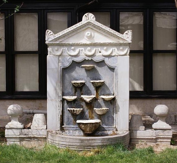 Selsebil
Havuz ve şadırvan gibi su öğeleri haricinde, suyun serinliğinden ve su sesinin dinlendirici etkisinden faydalanmak için çoğunlukla saray, kasır, köşk, konak ve yalıların iç mekan veya bahçelerinde, mermerden yapılan dikey su çağlayanlarına selsebil denir.