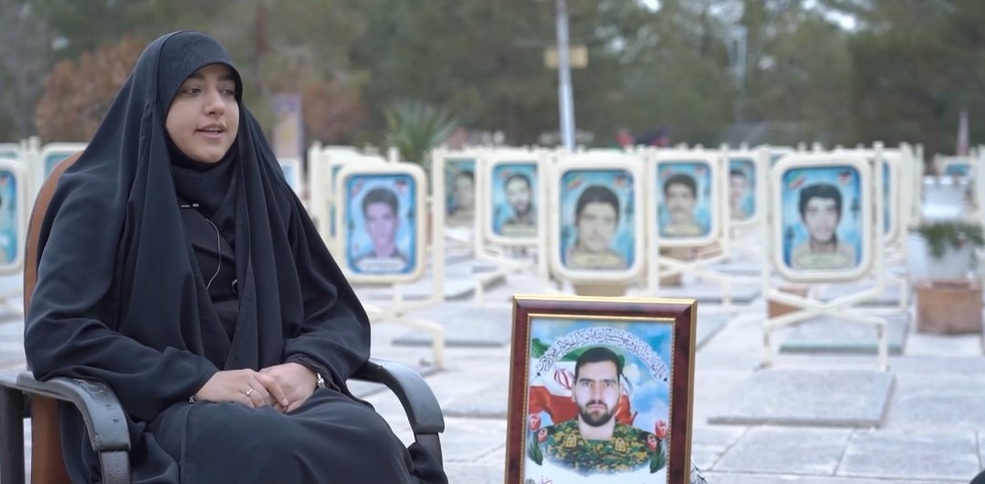 بدون تعارف امشب چقدر دردناک بود.
روایت شهادت سیدعلی خشوعی از زبان همسرش.

اغتشاشگران با موبایل شهید به خانواده‌اش زنگ می‌زنند و گزارش مستقیم شهادت‌ش رو میدن.
شکنجه، قطع انگشت و در نهایت هم آتش زدن پیکر شهید.

این‌هایی که استوری سوگواری می‌گذارند جنایات تروریست‌ها رو هم می‌بینند؟