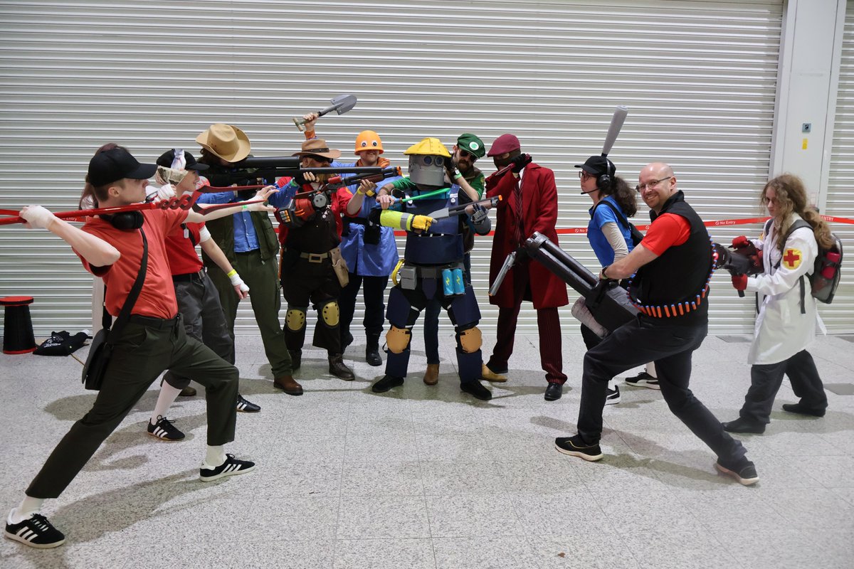 Valve Convention Cosplayers tweet media