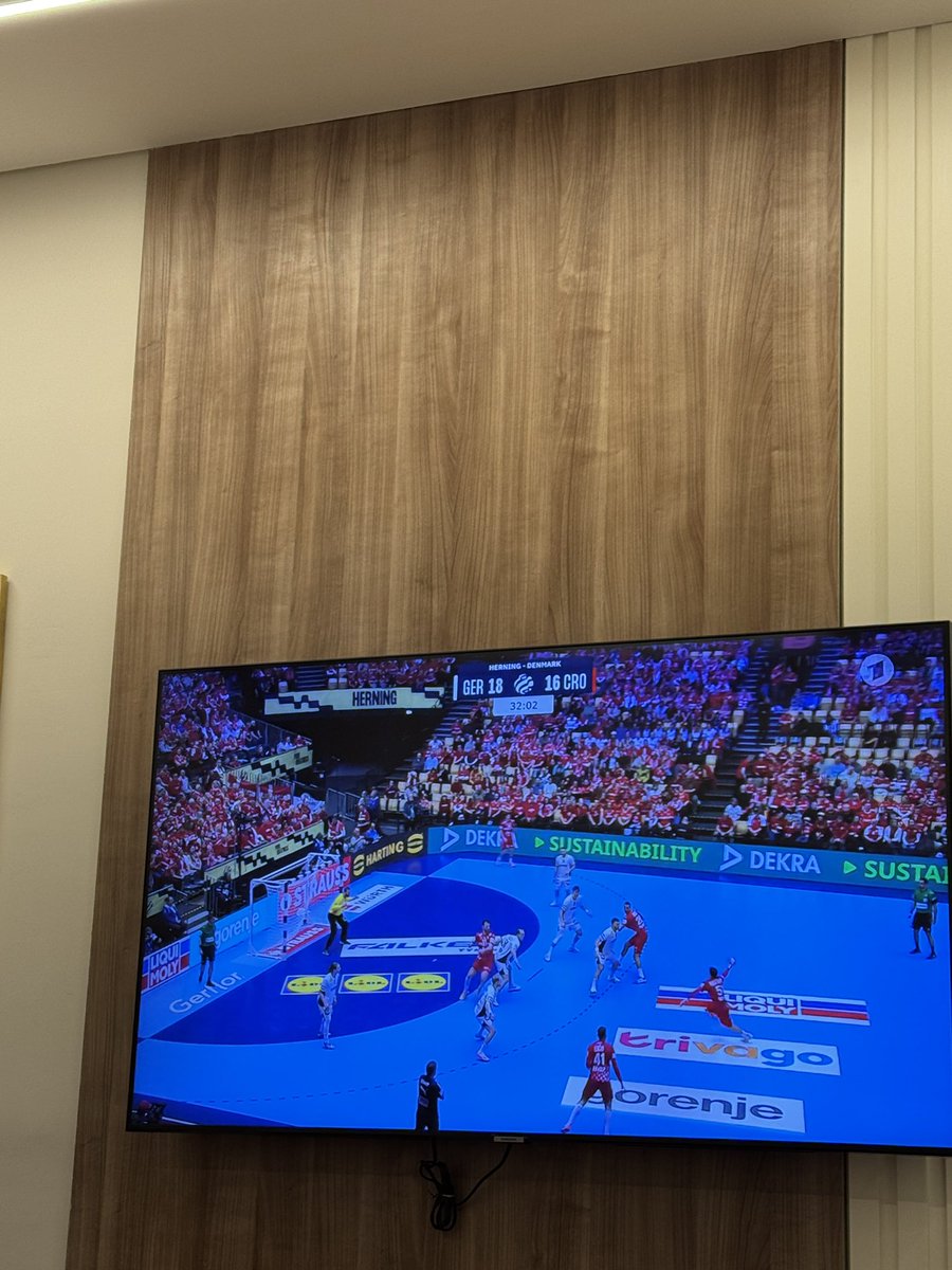 BuchHockeydk's tweet photo. Elsker mit egyptiske badehotel har tyske kanaler, så der også her er semifinale på skærmen 😍. Kom så Danmark! #daserste #emdk #hndbld https://t.co/UEBx8Xenhj