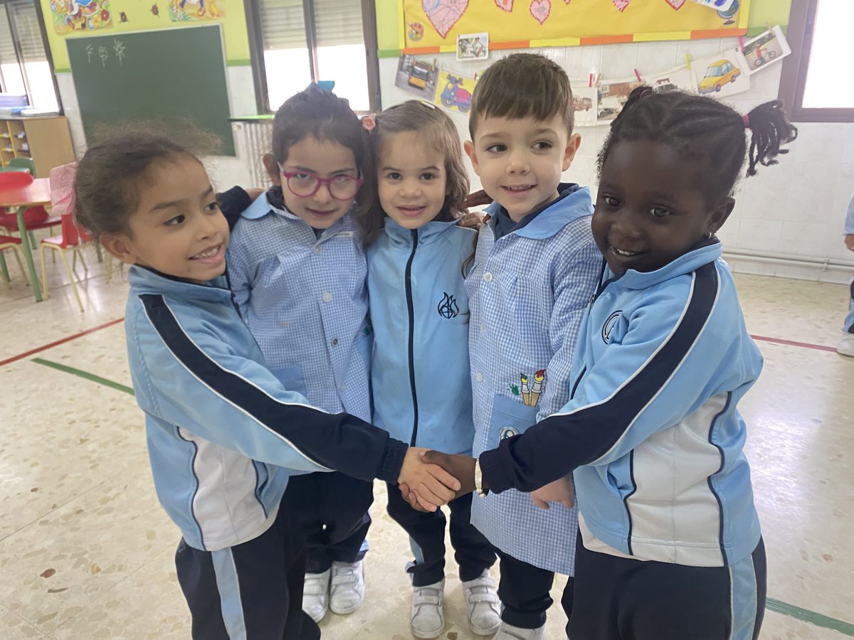 csanalfonso's tweet photo. Hoy el cole se llena de luz 💡 para celebrar el Día de la Paz 🌍🕊️. En cada pequeño gesto cultivamos valores que transforman el mundo. Educar con respeto y amor es sembrar la esperanza de un futuro mejor ❤️✨. #ColegiosHHCC #DíaDeLaPaz https://t.co/zJWidEJ0Mv
