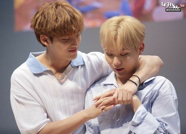 ssssong___'s tweet photo. 소유욕 그득한 자세 혹시 옛날부터 습관이었니 https://t.co/zaaHaOb9Wc