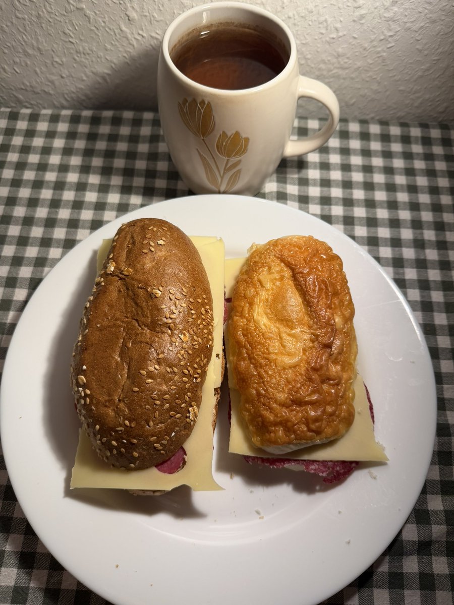 FRD490's tweet photo. Dinner
#semmel #herbaltea #frdcdxc https://t.co/TA7TGGEeu6
