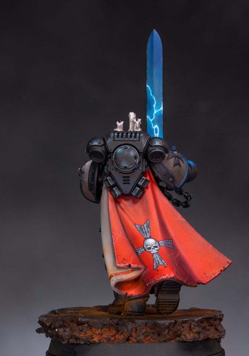 Black Templar Crusader charging. In the second photo, you can see some steps in the painting process for the sword. The mini is old, but still looking good.
full painting guide is available up there in the link

#warhammer40k #warhammer #gamesworkshop #warhammercommunity