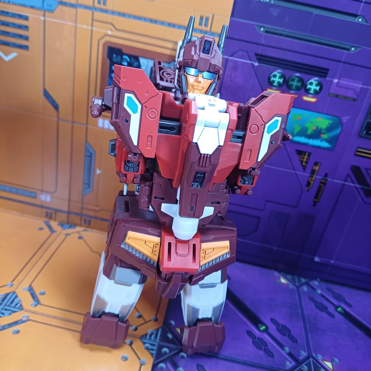 Kureigu8's tweet photo. 4/4 Combiner #Transformers #CraftsmanToys #Technobots #BurstGallop #LightStrike https://t.co/15yx1ANwca