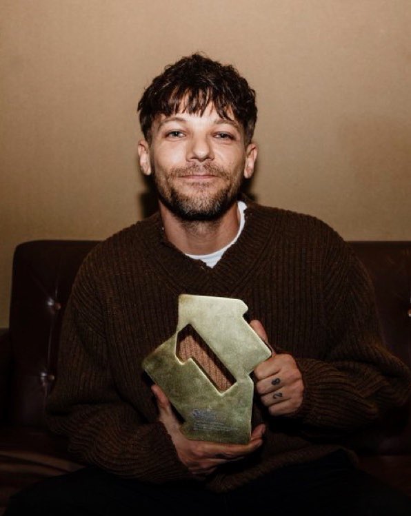 vodkaskys's tweet photo. Como le explicas a alguien que no es fan, el sentimiento de orgullo de que louis y harry sean los número 1!?!?!?!?😭😭😭😭 https://t.co/UW4k49EWQs