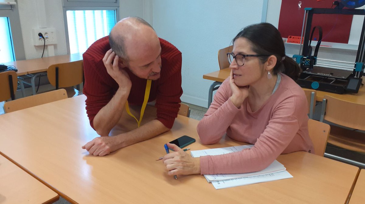 CfaCornella's tweet photo. Nova reunió de l'#EquipImpulsor de la @xarxaCb! 🔥En aquesta ocasió, les i els docents han treballat els plantejaments al voltant de l'#ObservacióEntreIguals #OEI i, en grups més reduïts, han desenvolupat els #objectius i #activitats de les #SdA per a #GES #CAM #CFI @educaciocat https://t.co/YgIuDTWNPn