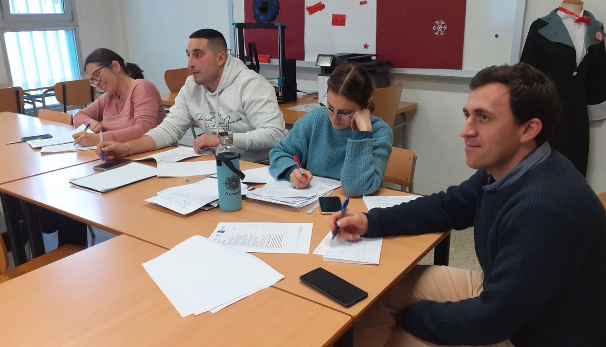 CfaCornella's tweet photo. Nova reunió de l'#EquipImpulsor de la @xarxaCb! 🔥En aquesta ocasió, les i els docents han treballat els plantejaments al voltant de l'#ObservacióEntreIguals #OEI i, en grups més reduïts, han desenvolupat els #objectius i #activitats de les #SdA per a #GES #CAM #CFI @educaciocat https://t.co/YgIuDTWNPn