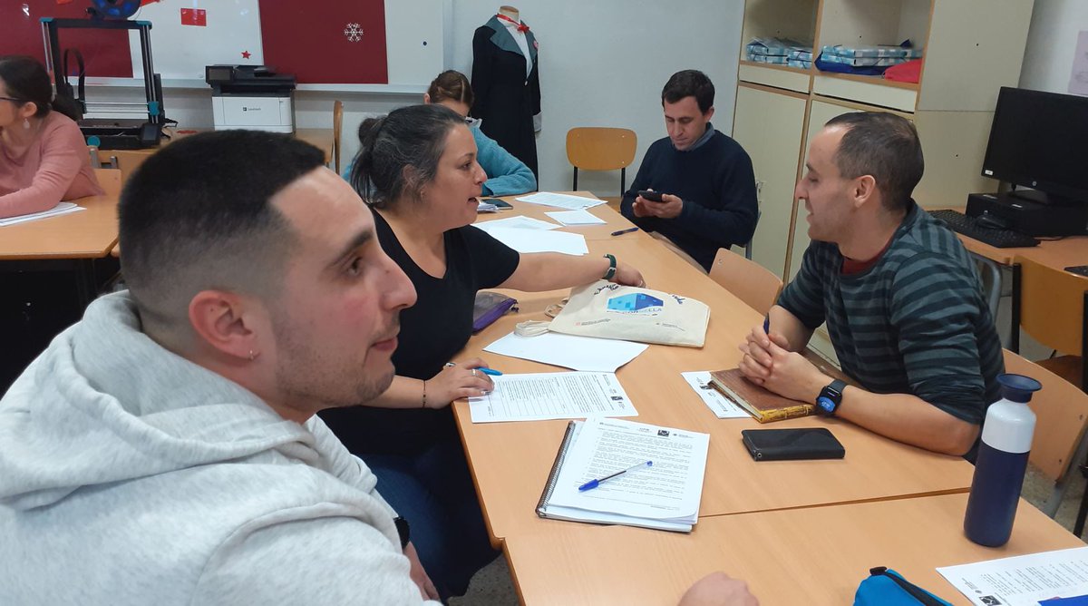 CfaCornella's tweet photo. Nova reunió de l'#EquipImpulsor de la @xarxaCb! 🔥En aquesta ocasió, les i els docents han treballat els plantejaments al voltant de l'#ObservacióEntreIguals #OEI i, en grups més reduïts, han desenvolupat els #objectius i #activitats de les #SdA per a #GES #CAM #CFI @educaciocat https://t.co/YgIuDTWNPn