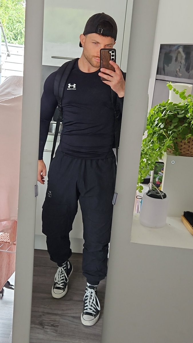 Tout en noir pour partir au sport, j'adore ! Et vous, c'est quoi votre outfit à la salle ? 💪🏻🔥
#gay  #sportswear