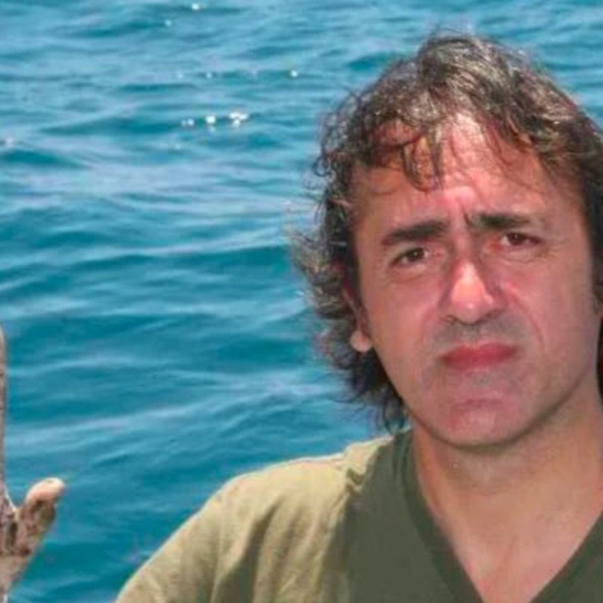 Immagina vantarti di essere «il Governo dell'onore e dell'orgoglio (abbiamo messo i blindati a Termini) 💪🇨🇮» e poi farti pisciare in faccia da Angelo Bonelli che entra in sala stampa con una spilla comicamente grossa e un elenco di padri costituenti imparato 5 minuti prima.