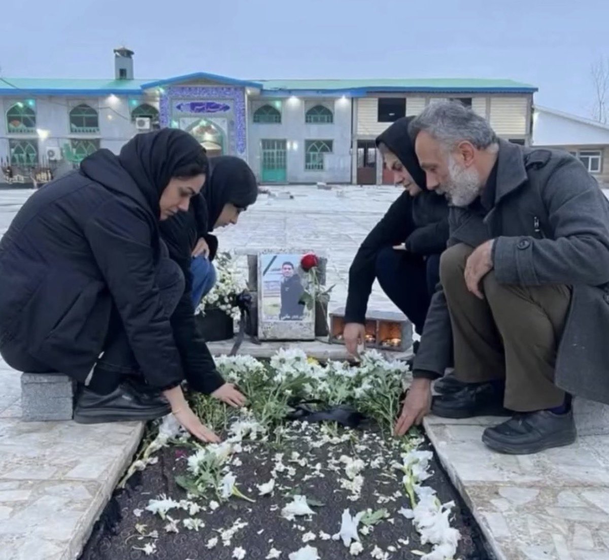 longlosthills's tweet photo. From every drop of blood you’ve spilled, a brave and defiant family rises; families who have buried a piece of their own soul, and they will never stay silent until the perpetrators of the Islamic Republic’s crimes are condemned and driven from power.

The grieving family of Mani Safarpour, who had just turned 18.
#IranMassacre