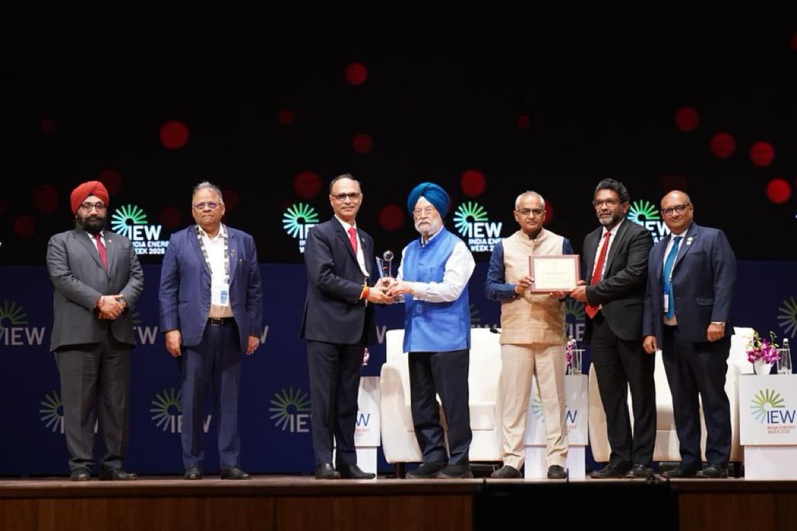 BPCLimited's tweet photo. Hon’ble Minister of Petroleum and Natural Gas, Government of India, Shri Hardeep Singh Puri, and Secretary, Ministry of Petroleum and Natural Gas, Dr. Neeraj Mittal, presented the ‘Pipeline Transportation – Company of the Year’ award to BPCL, conferred by the Federation of Indian Petroleum Industry (FIPI), at India Energy Week 2026. 

The award was accepted by Shri Sanjay Khanna, Director (Refineries) with additional charge of Chairman and Managing Director; Shri Subhankar Sen, Director (Marketing), BPCL; and Shri Biju Gopinath, Executive Director (Pipelines), BPCL. 

The recognition acknowledges BPCL’s consistent performance and leadership in pipeline transportation, reflecting its focus on operational excellence, safety, and reliability across its pipeline infrastructure. 

Presented on a national platform like India Energy Week, the honour reinforces BPCL’s continued contribution to India’s evolving energy ecosystem and critical energy infrastructure. 

@HardeepSPuri @IndiaEnergyWeek @neerajmittalias @Secretary_MoPNG @PetroleumMin 

#BPCL #IndiaEnergyWeek #IndiaEnergyWeek2026 #FIPIAwards #PipelineTransportation