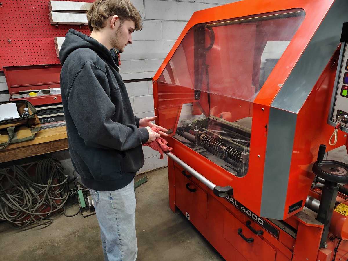 OSU_ATI_Turf's tweet photo. Thank you @Foley_Company and @SIPGrinders1902 and @BernhardCompany for supporting the reel grinding class for students once again / great to be able to show them all of the brands! https://t.co/g5XYNF4TCC