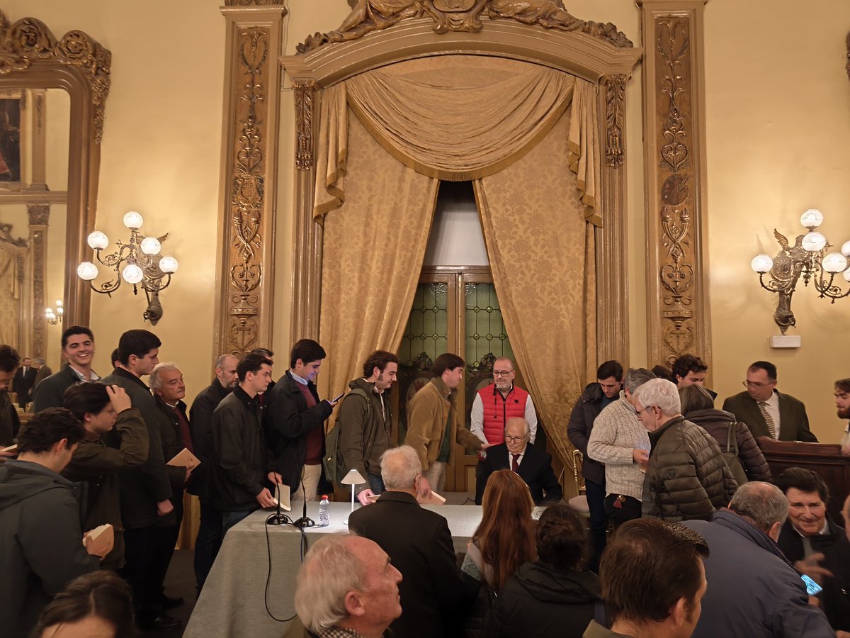 Una foto difícil de explicar. Jóvenes pidiéndole a un señor de 90 años que les firme un libro sobre una vida y un tiempo que no conocieron. Así es el toreo, que honra a sus héroes hasta hacerlos eternos.
PRESENTACIÓN DE LA BIOGRAFÍA DEL CORDOBÉS. <a href="/ftorodelidia/">Fundación Toro Lidia</a>