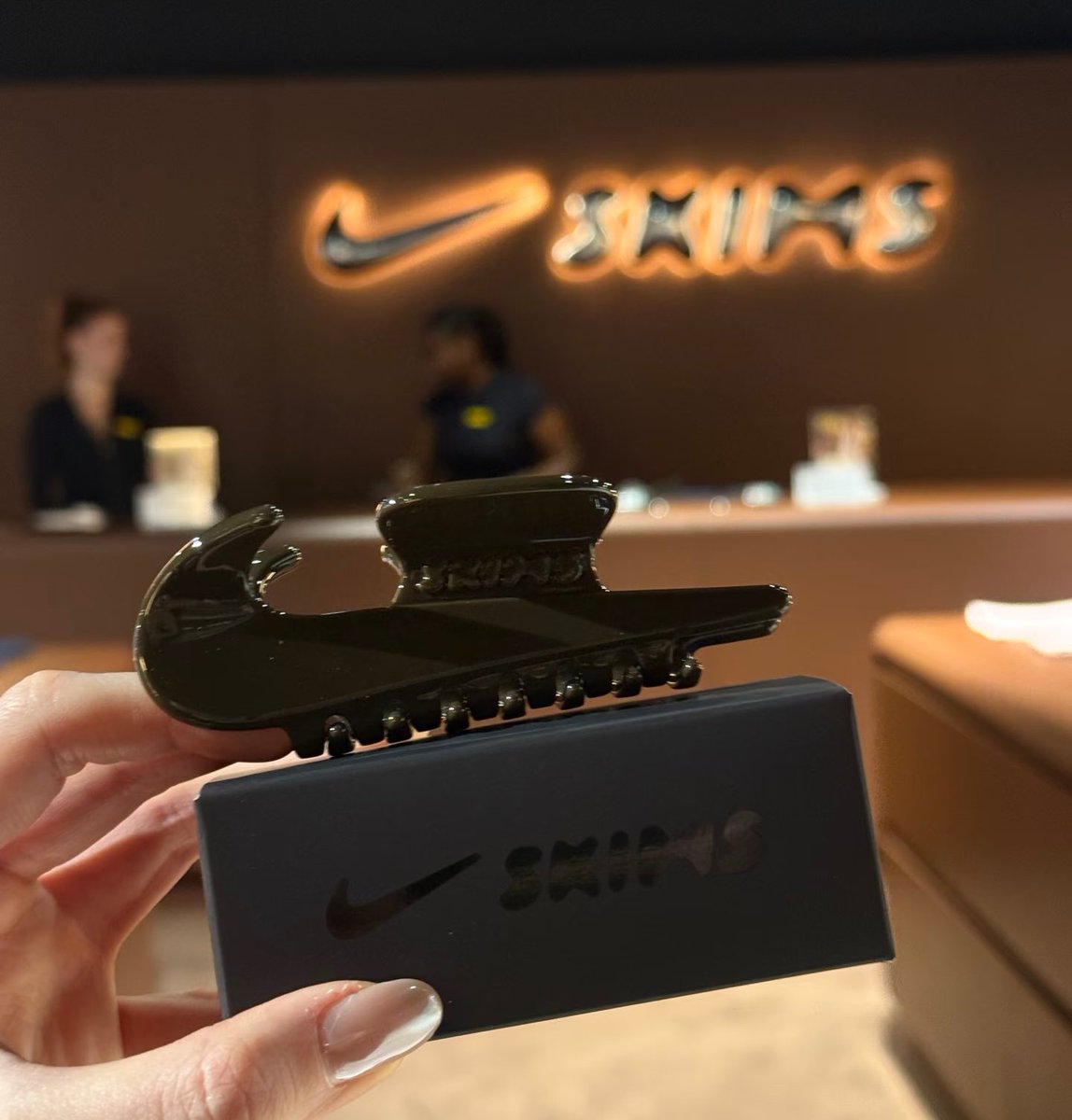“Selfridges 🇬🇧 | LISA x NIKESKIMS! Calling all my girls in London, head to Selfridges now! The Lisa collab dropped today! The first batch of customers get a free hair clip!”

🔗xhslink.com/o/15aE4hp3Ghs 

 <a href="/wearelloud/">LLOUD</a> <a href="/Nike/">Nike</a> <a href="/skims/">SKIMS</a> 

#LISAxNikeSKIMS
#LISAxNIKE