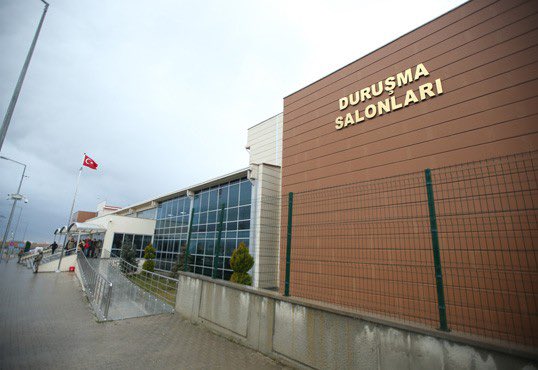 avdanisakpolat's tweet photo. Silivri’de tutsak belediye başkanlarımız, bürokratlarımız, yol arkadaşlarımız ilk kez hakim karşısına çıktı.

Silivri’deki duruşmalarda iftiracıların çelişkilerini nasıl ortaya koyduğunu gördük. 
Başkanlarımızın herkesi gururlandıran duruşunu, haksız tutuksuz yere Silivri zindanında yatan yol arkadaşımızın ölen babasına dahi sarılmasına izin vermeyen vicdansız zihniyeti gördük. 

İradesi gasp edilen halkımızın, haksız yere tutuklu yol arkadaşlarımızın ve gözü yaşlı ailelerin ahı yerde kalmayacak.