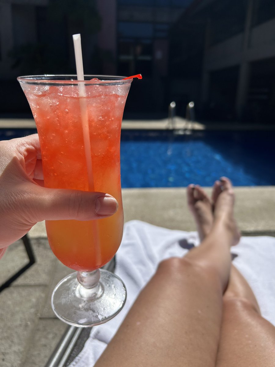 Pool Day!🍹 💃 ❤️ #livinglife #CostaRica