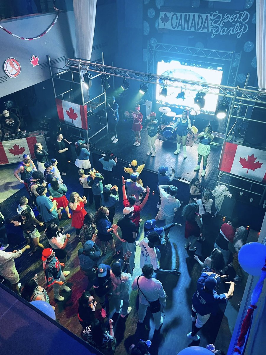 Este jueves regresó nuestra fiesta canadiense con un toque deportivo 🏒⚾️ Energía, música, juegos y sorpresas para nuestros clientes más fieles. ¡Vibras canadienses y espíritu de equipo! 🇨🇦🙌
#CubaLovers #CubaFeelsLikeHome